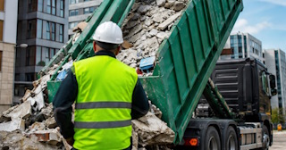 Вывоз строительного мусора в Минусинске: услуги лицензированной компании — ПроМусор